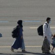 ما حقيقة ظهور عائلة مسلحة خلال رحلة إجلاء من أفغانستان؟