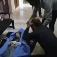 هل يظهر هذا الفيديو وفاة طفلة بعد تلقيها لقاح كورونا؟