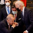 هذه الصورة لا تظهر الرئيس التركي يقبّل يد نظيره الأمريكي