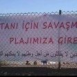 هذه اللافتة لم تعلق حديثاً على شاطئ مدينة أنطاليا التركية