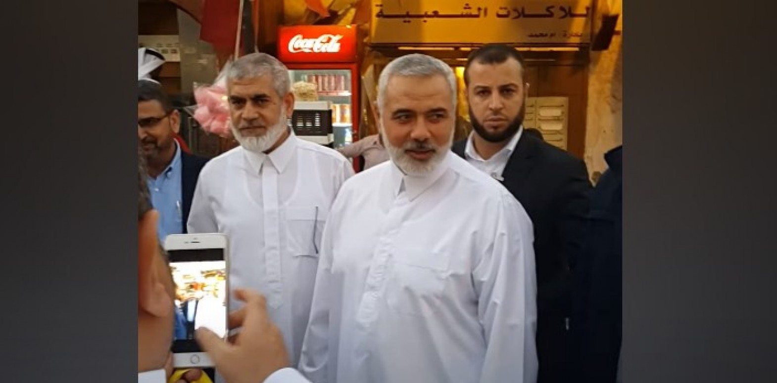 الفيديو قديم وليس لتجول اسماعيل هنية في أسواق الدوحة مؤخراً