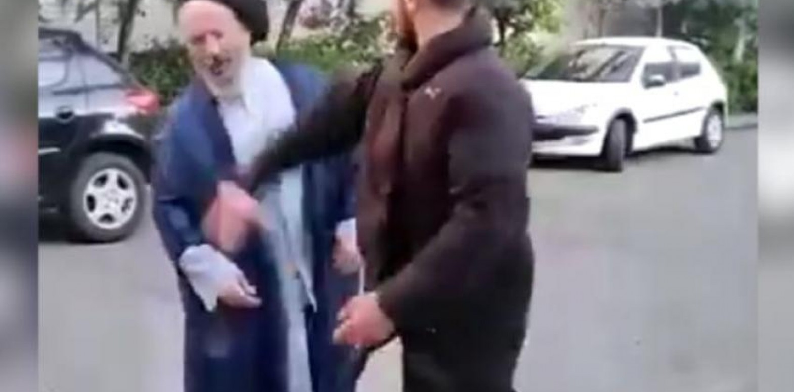 فيديو ضرب شاب لرجل دين معمّم لا علاقة بالاحتجاجات الشعبية الأخيرة في إيران