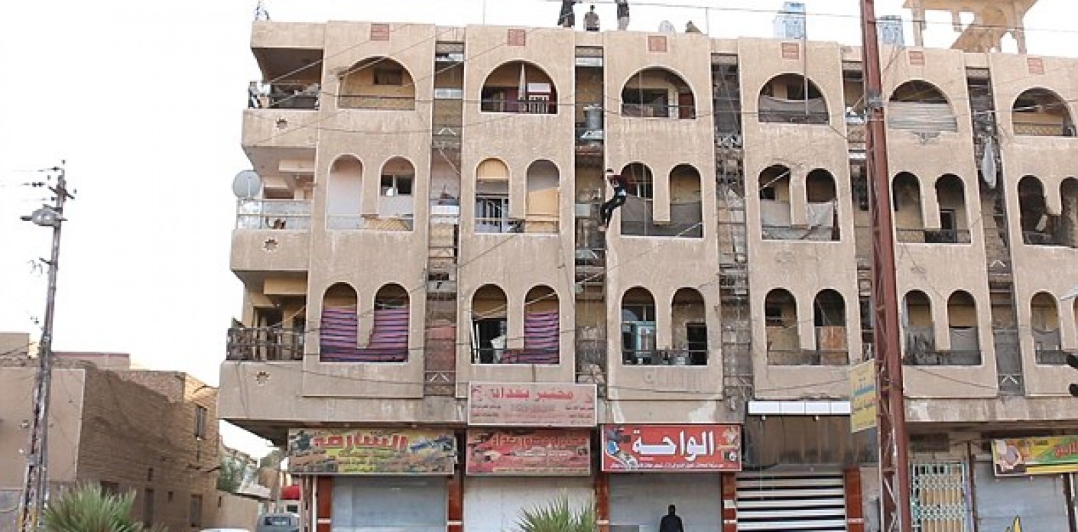 الفيديو قديم وليس لإعدام حركة حماس جاسوساً فلسطينياً بإلقائه من سطح مبنى شاهق