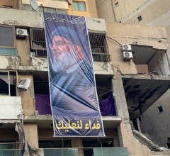 هل علّق حزب الله صورة زعيمه بموقع مقتل العاروري وكتب عليها "فداء لنعليك"؟