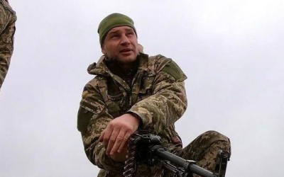 هل تُظهر الصورة بطل الملاكمة الأوكراني "فيتالي كليتشكو" يرتدي الزي العسكري بعد غزو روسيا بلاده؟