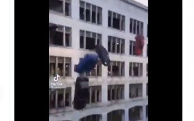 فيديو سقوط سيارات من بناء مرتفع غير مرتبط بالاحتجاجات في فرنسا