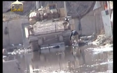 المقطع قديم وليس لمقاتل من قوات المقاومة الفلسطينية يفجر دبابة إسرائيلية