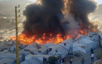 هل اندلع حريق كبير في مخيم للاجئين السوريين في لبنان اليوم؟