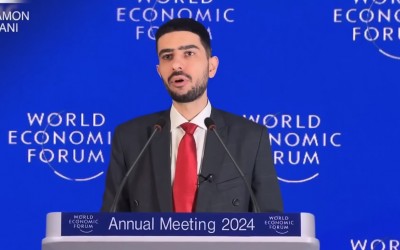 هل يظهر هذا الفيديو رجلا يقوم بشتم كلاوس شواب والنظام العالمي الجديد في اجتماع دافوس 2024