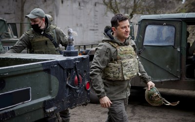 هل تظهر الصورة الرئيس الأوكراني يرتدي الزي العسكري بعد غزو روسيا بلاده؟
