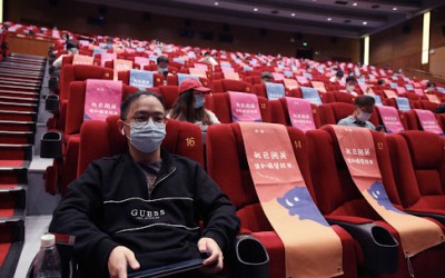 هل أفسد هذا الرجل الصيني الفلانتاين على العشاق بحجز مقعدين بجانب بعضهما في السينما؟