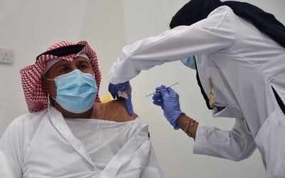 لم تعلن السعودية إيقاف إعطاء لقاح كورونا بسبب وفاة خمسة أشخاص