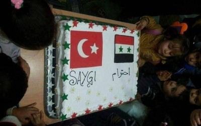 هل رُسِم (علم النظام السوري) على قالب حلوى في مخيم للنازحين بريف حلب؟
