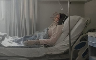 هل تُظهر هذه الصورة لونا الشبل ترقد في مستشفى الشامي بدمشق؟