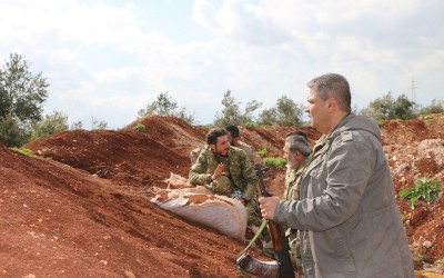 العقيد عبد الحميد زكريا حي يرزق ولم يقتل في معارك بريف حلب.