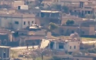 المقطع ليس لتدمير دبابة لقوات النظام قرب قرية حزارين في إدلب