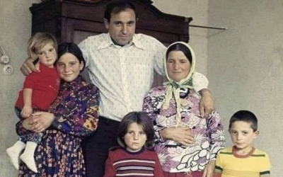 هذه الصورة ليست للطبيب (أوغور شاهين) وعائلته