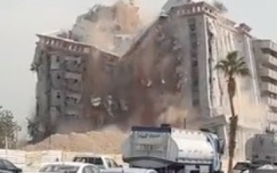 هذا الفيديو لا يصور لحظة انهيار مبنى في تركيا عقب الزلزال المدمر
