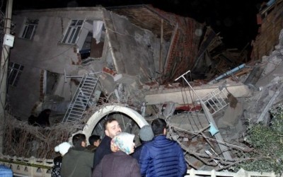 هل تسببت هزة ارتدادية بانهيار مبنى بريف حلب مع وجود عالقين تحت الأنقاض؟