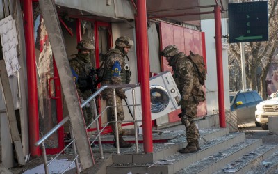 هل تظهر الصورة جنوداً أوكرانيين يسرقون منازل المدنيين؟