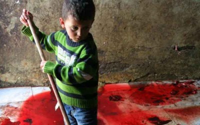 هذه الصورة ليست لـ "طفل فلسطيني يمسح دماء أسرته التي قتلها الاحتلال في غزة"