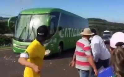 هل رشقت حافلة منتخب البرازيل بالبيض بعد عودته من مونديال قطر أو روسيا؟