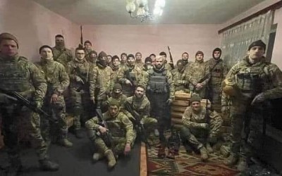 هل هذه الصورة للاعبي فريق دينامو كييف وهم يحملون السلاح لصد الغزو الروسي؟