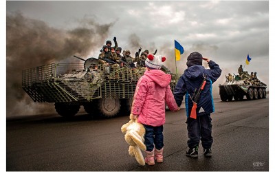 هل تظهر الصورة أطفالاً يحيون الجيش الأوكراني خلال ذهابهم لصد الغزو الروسي؟
