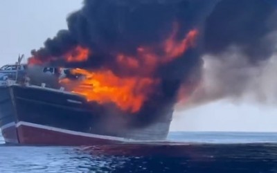 هذا الفيديو لا يظهر احتراق سفينة بريطانية قبالة السواحل اليمنية في البحر الأحمر
