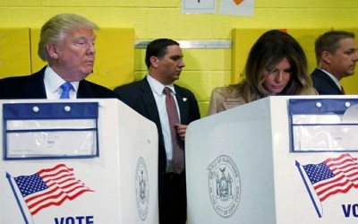 هذه الصورة لـ(ترامب) وزوجته لم تُلتقط أثناء الانتخابات الأمريكية الجارية