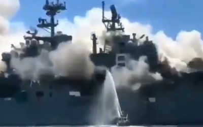 هل يظهر هذا الفيديو احتراق حاملة طائرات أمريكية في ميناء جيبوتي مؤخراً؟
