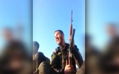 الفيديو قديم وليس لاستهداف المقاومة جندي إسرائيلي يتباهى بتشريد الفلسطينيين
