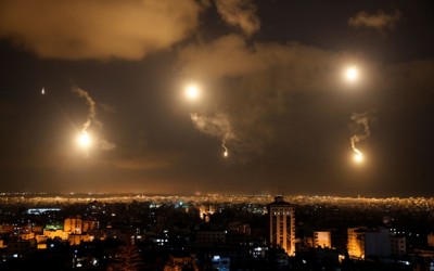 هذه الصورة تظهر القصف الإسرائيلي على قطاع غزة وليست من دمشق