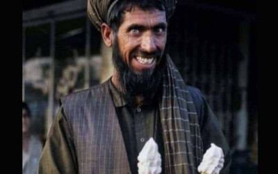 صورة لـ "مقاتل من حركة طالبان يوزع الآيس كريم احتفالا" .. ما حقيقتها؟
