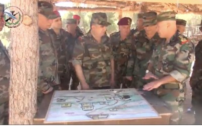 هل هذه الصورة لمجموعة من ضباط النظام السوري يخططون لمواجهة القوات التركية؟