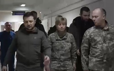 هل ظهر الرئيس الأوكراني زيلينسكي إلى جانب طبيبة مقتولة منذ شباط الماضي؟