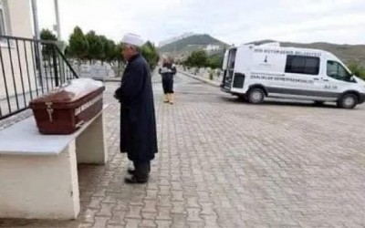 هذه الصورة ليست لجنازة سوري توفي وحيداً في أوروبا