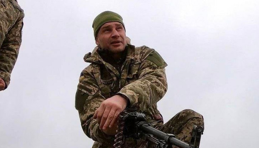 هل تُظهر الصورة بطل الملاكمة الأوكراني "فيتالي كليتشكو" يرتدي الزي العسكري بعد غزو روسيا بلاده؟