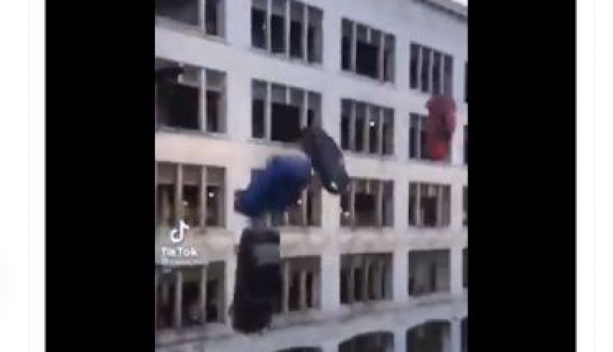 فيديو سقوط سيارات من بناء مرتفع غير مرتبط بالاحتجاجات في فرنسا