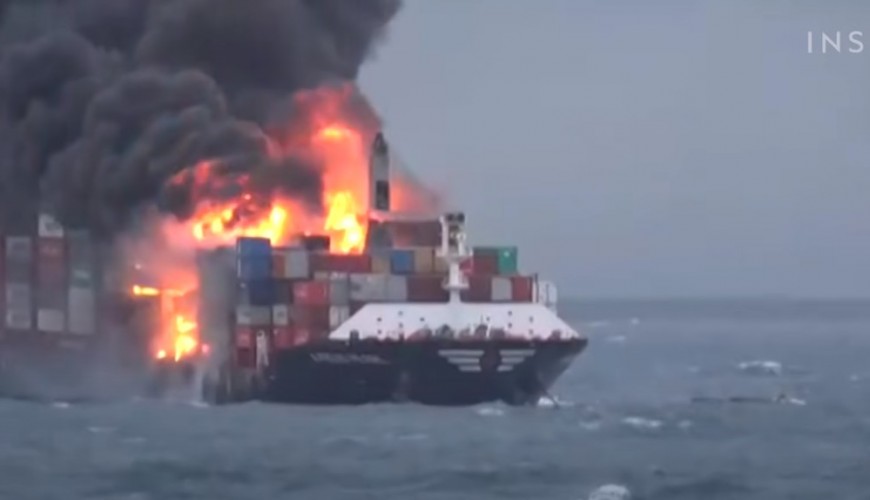 هل يظهر الفيديو احتراق سفينة إسرائيلية في المحيط الهندي مؤخراً؟
