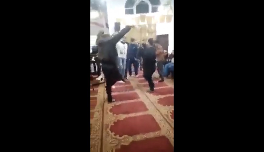 هل يظهر هذا الفيديو احتفالاً نظمته حماس في أحد مساجد مدينة الخليل الفلسطينية؟
