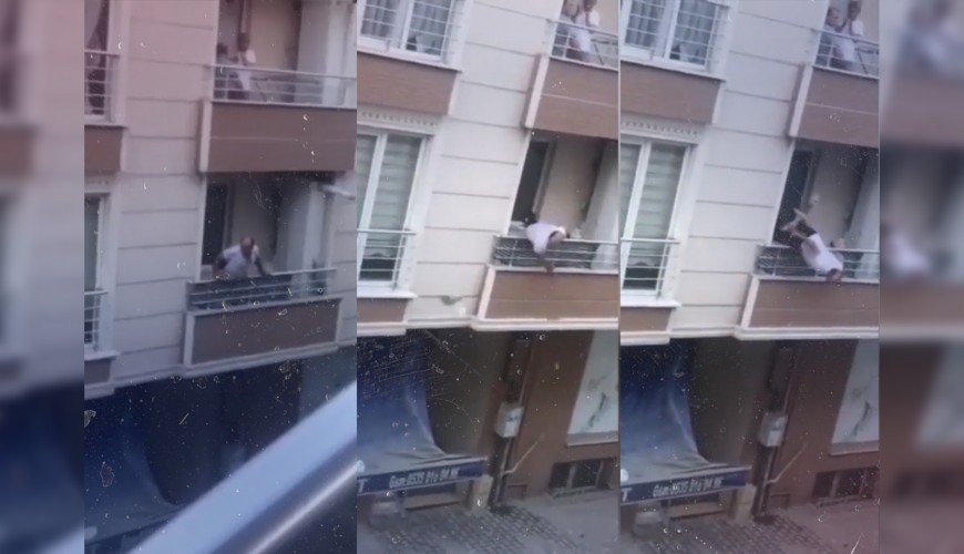 الرجل الذي سقط من شرفة منزل في هذا الفيديو لم يتشاجر مع (مُستأجرٍ سوري) 