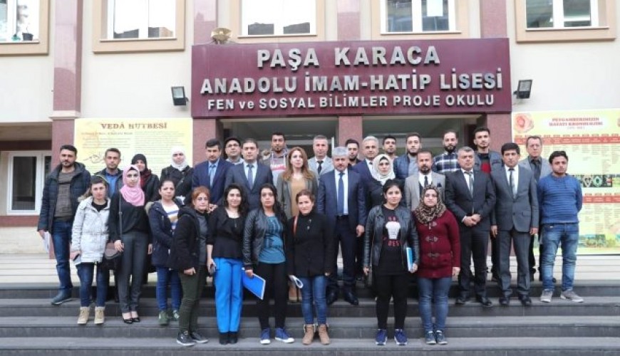 A picture of a Turkish official with Syrian teachers spreads with a lot of misinformation