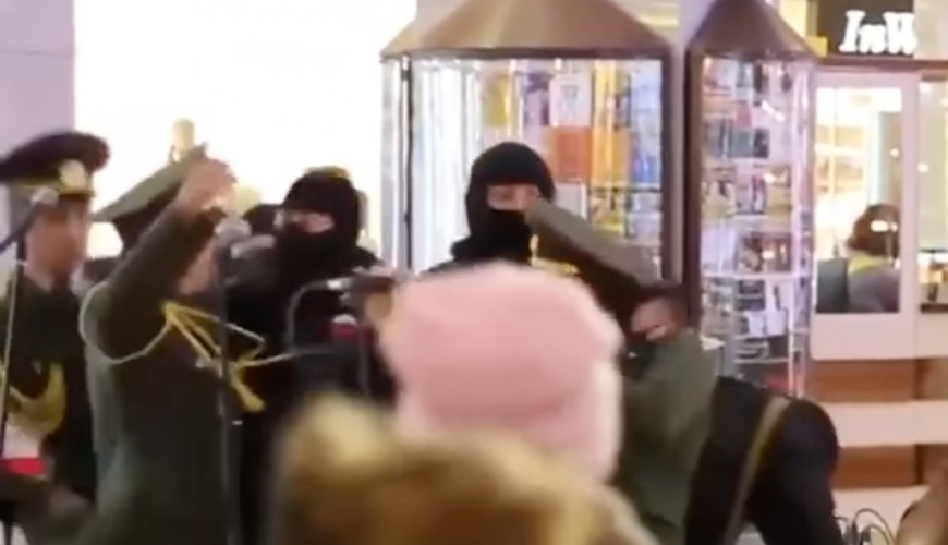 هل يُظهر هذا التسجيل "القبض على فرقة موسيقية مناهضة للغزو الروسي لأوكرانيا"؟