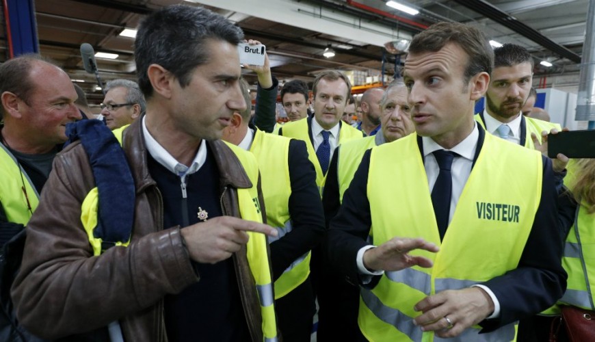 Macron didn't wear a yellow vest as an apology to the protesters and the video of throwing an egg on him is old