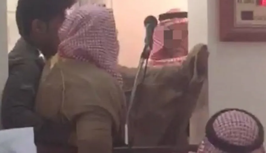 الفيديو يظهر إنزال خطيب مخالف في السعودية وليس لاعتقاله بسبب نصرة غزة مؤخراً