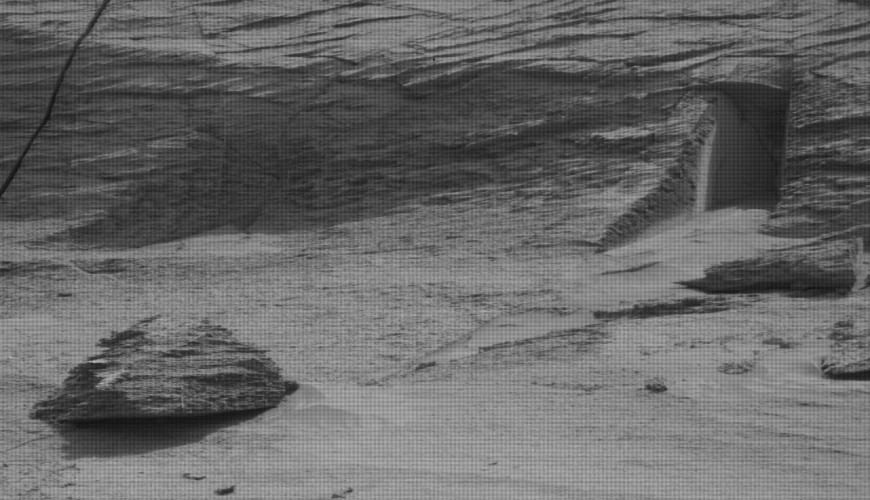 ما تفسير "الباب الصخري" الظاهر في الصورة الملتقطة بكوكب المريخ؟