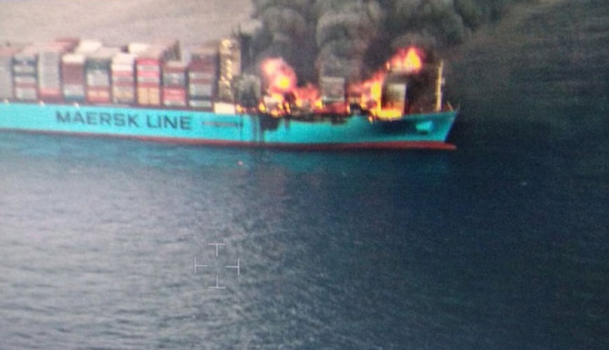 هل يظهر هذا الفيديو تعرض سفينة ترفع علم ليبيريا لهجوم في البحر الأحمر مؤخراً؟