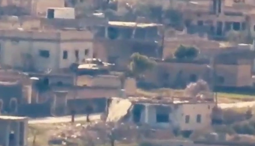 المقطع ليس لتدمير دبابة لقوات النظام قرب قرية حزارين في إدلب