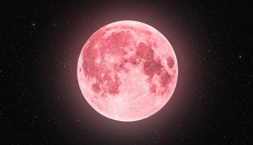 هل سيظهر القمر باللون الوردي خلال أيام في ظاهرة فلكية نادرة؟!